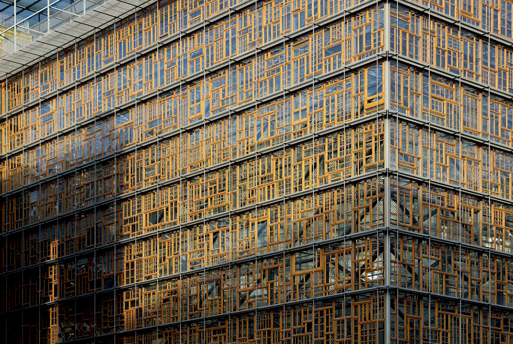 Quentin Olbrechts, Philippe Samyn & Partners, Double-peau en façade du siège du Conseil de l’Union Européenne à Bruxelles conçue à partir de menuiseries en bois de réemploi 