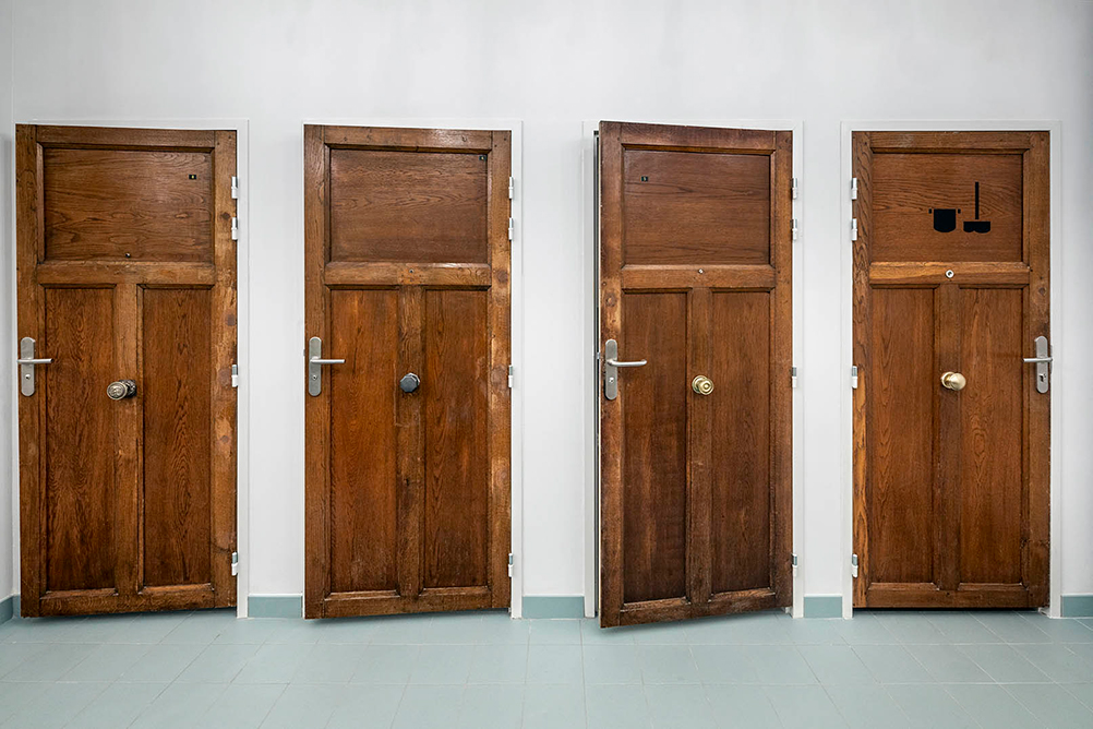 portes réemployées dans les sanitaires de la Grande Halle de Colombelles