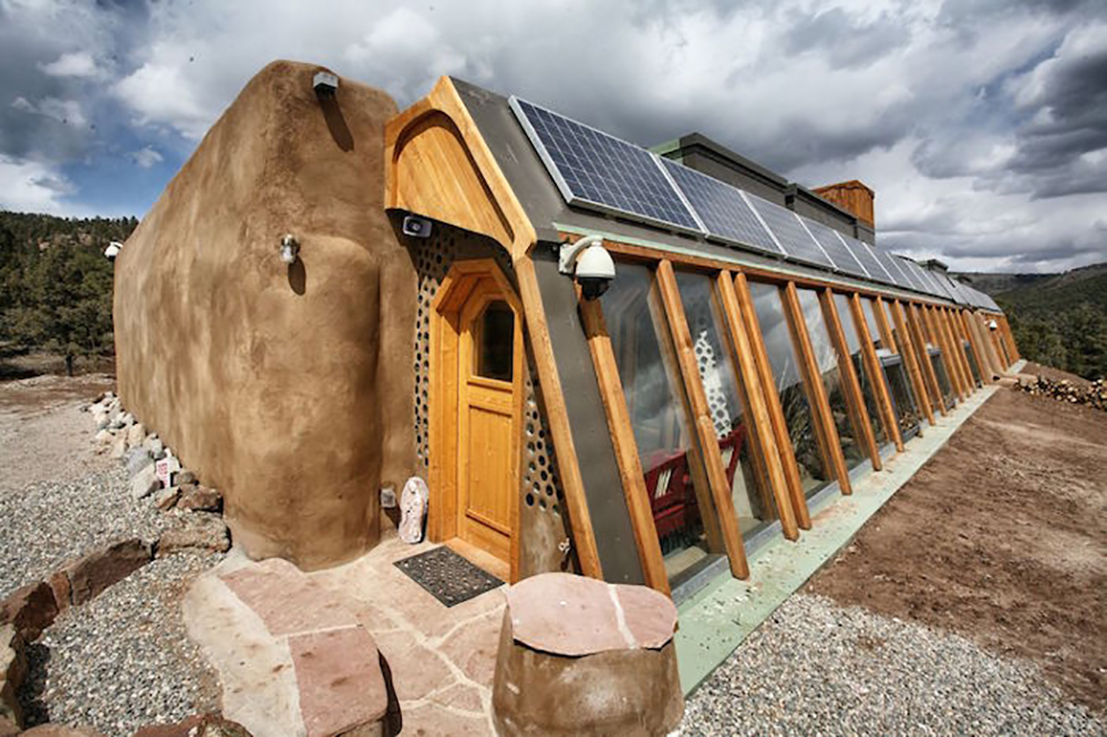 © Earthship biotecture, Un earthship (ou encore géonef ou vaisseau de terre)  