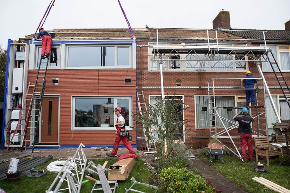 © EnergieSprong, Pose d’une façade isolante aux Pays-Bas