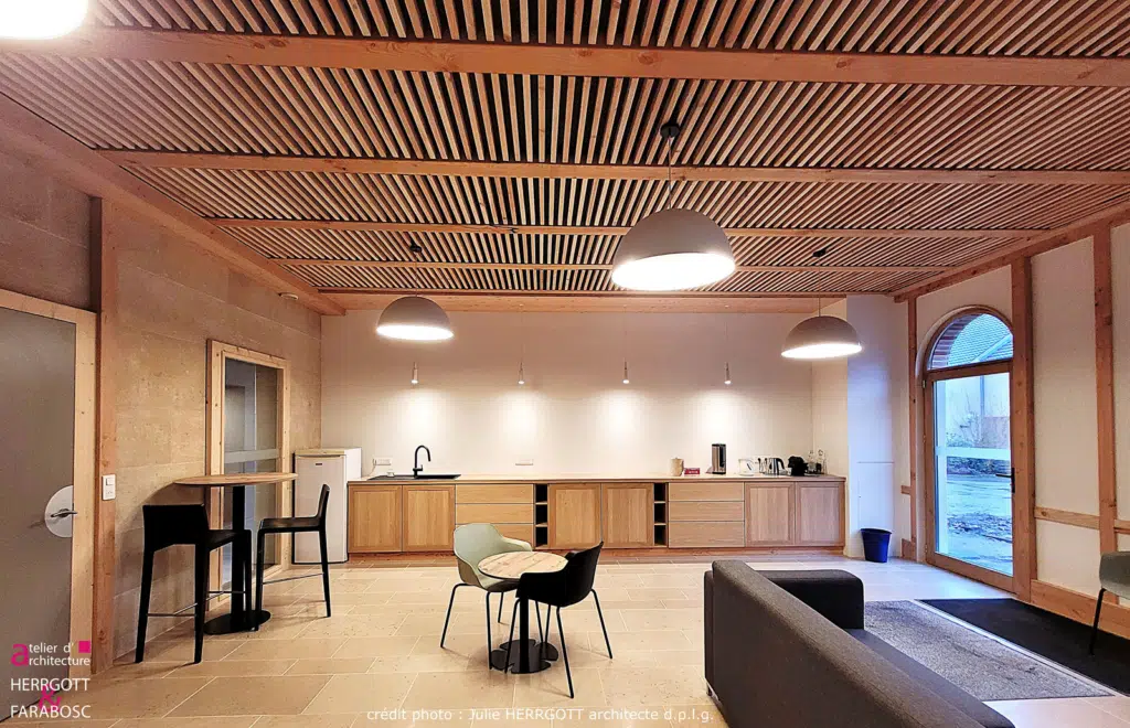 Espace de bureau aménagé en réemploi