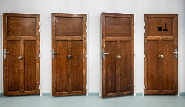 Portes réemployées à la halle de colombelles à Caen, par Encore Heureux Architectes
