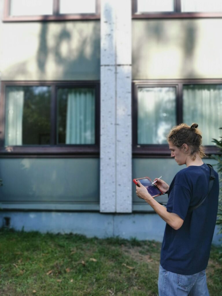 Diagnostic PEMD sur un bâtiment existant, réalisé par un opérateur spécialisé en réemploi de matériaux de construction.