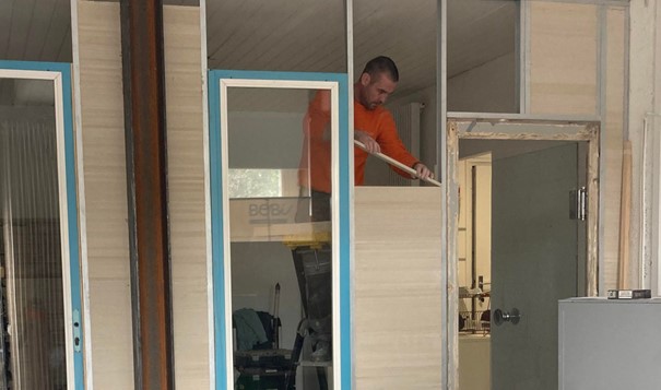 Construction d'une cloison en lames de dalles de faux plafond de réemploi