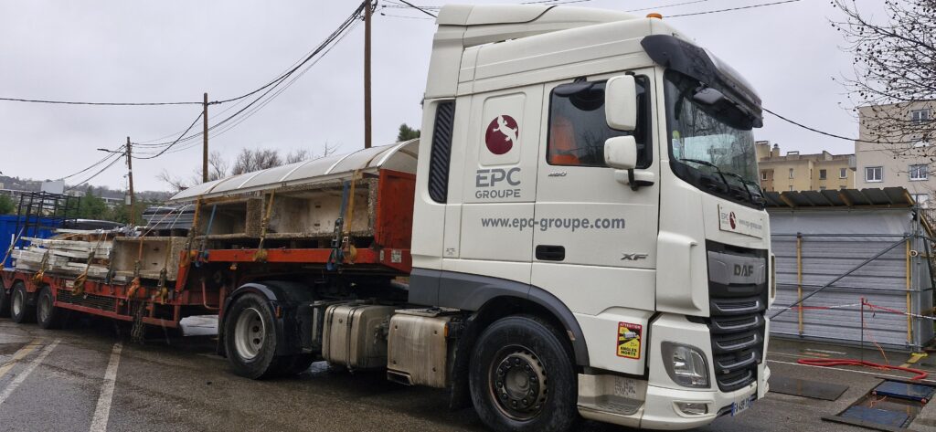 Photo d'une livraison de matériaux de réemploi réalisée par EPC Demosten pour le projet de Boehringer Ingelheim à Lyon