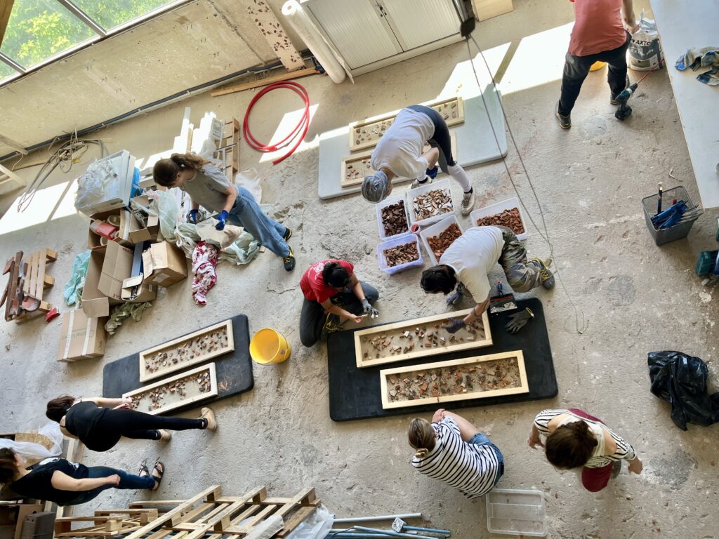 Atelier de formation à la fabrication de terrazzo de réemploi mené par Bobi Réemploi